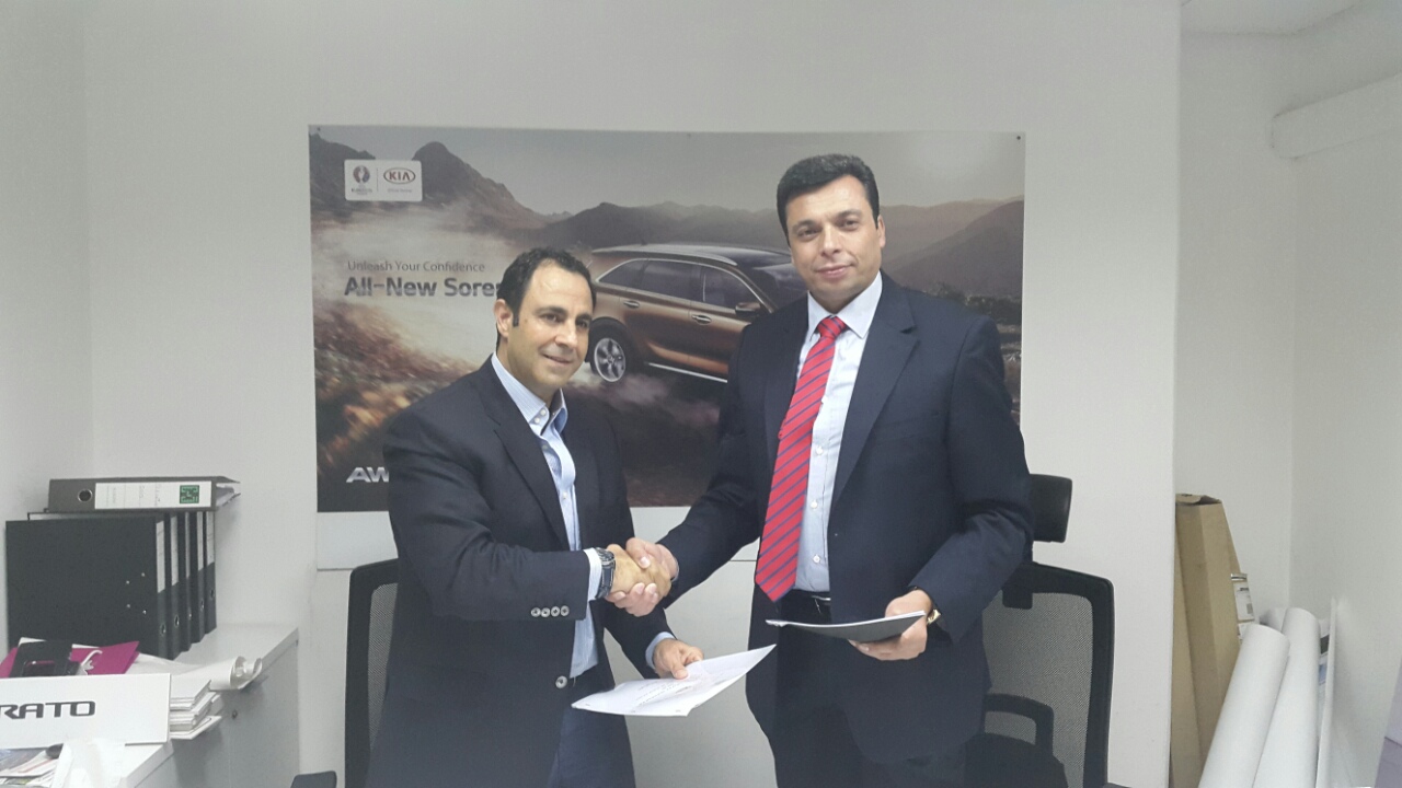 الشركة الأهلية للتأمين توقع اتفاقية تعاون مشترك مع الشركة العربية لتجارة المركبات – كيا موتورز